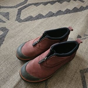 Clarks Muckers red outdoor shoe women's size 6 leather walking hiking